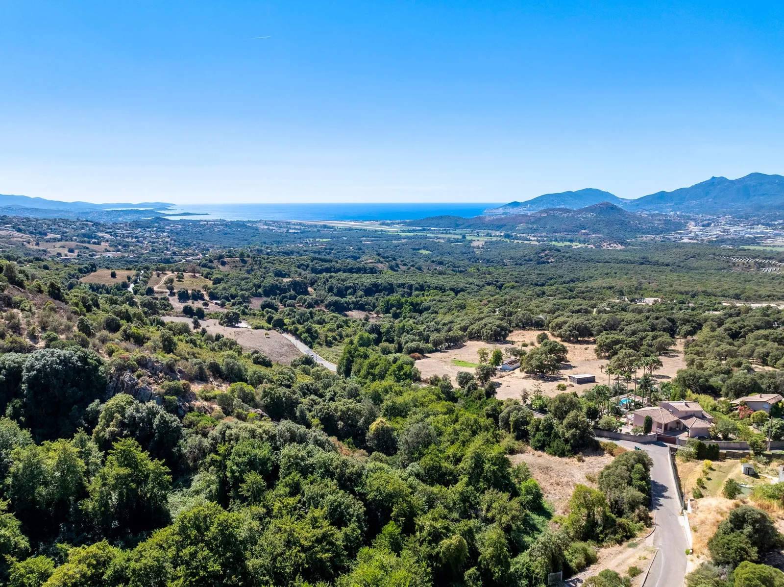 Panorama en drone au-dessus du maquis jusqu'au golfe d'Ajaccio et aux montagnes