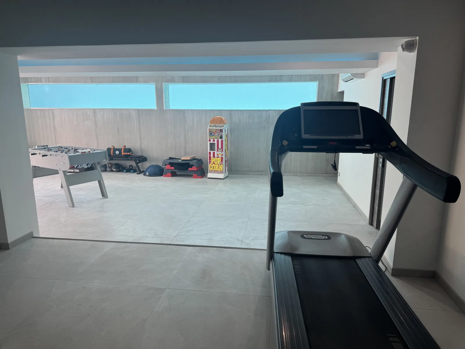 Tapis de course face à la salle de jeux et son baby-foot