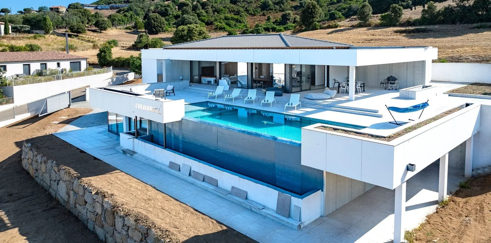 Vue aérienne de la villa Colombina et de sa piscine à débordement sur les collines corses