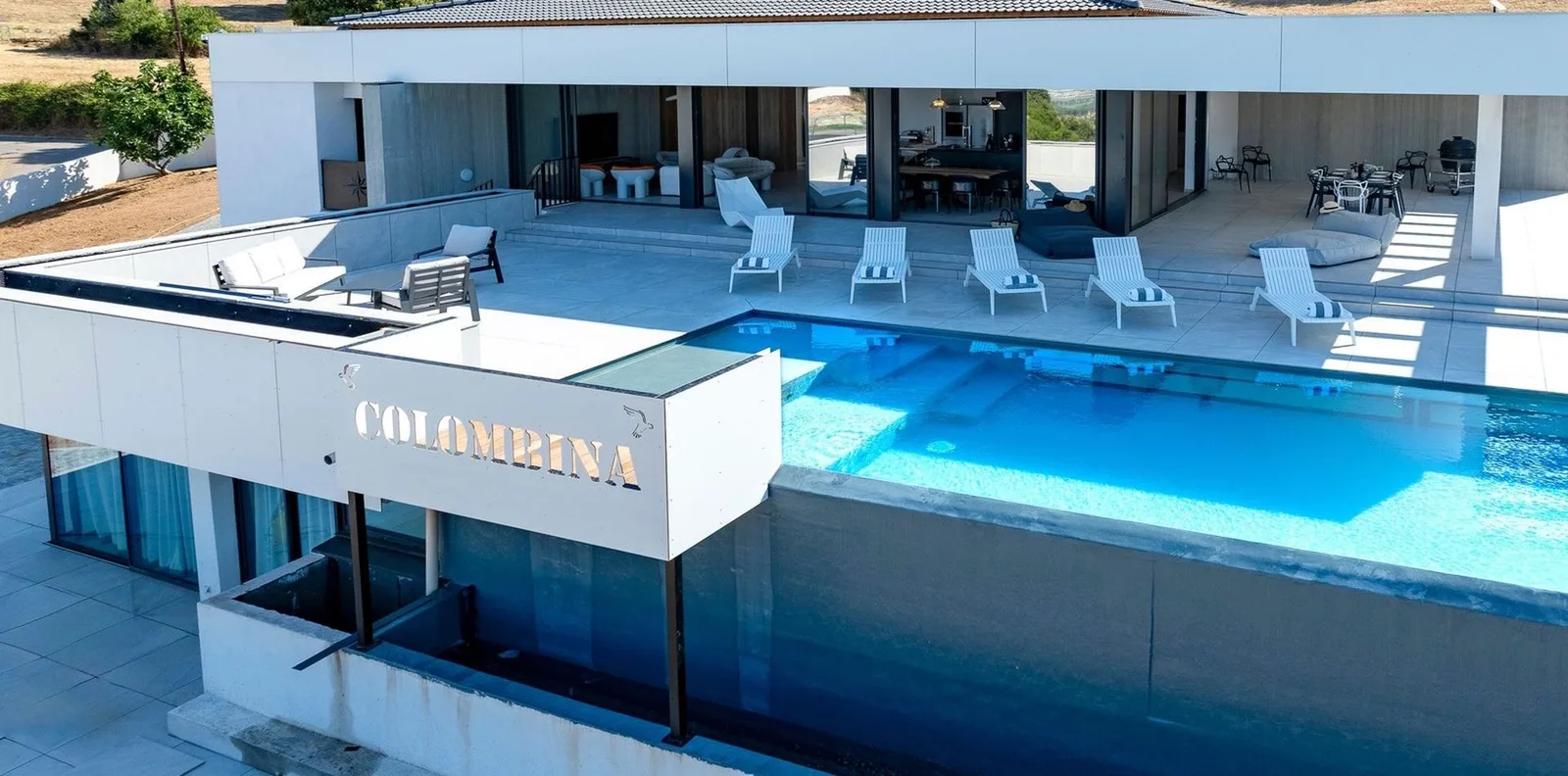 Piscine à débordement et terrasse en surplomb signées Colombina vues d'en haut